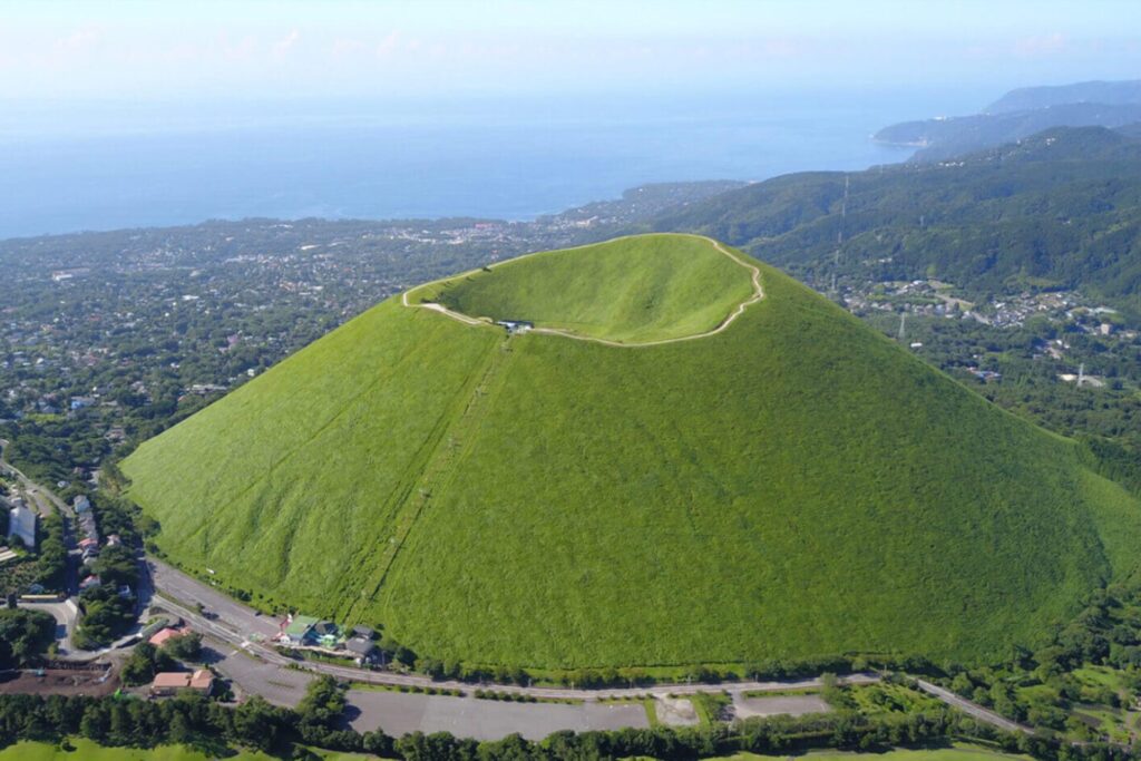 緑豊かな大室山と伊豆高原の景色