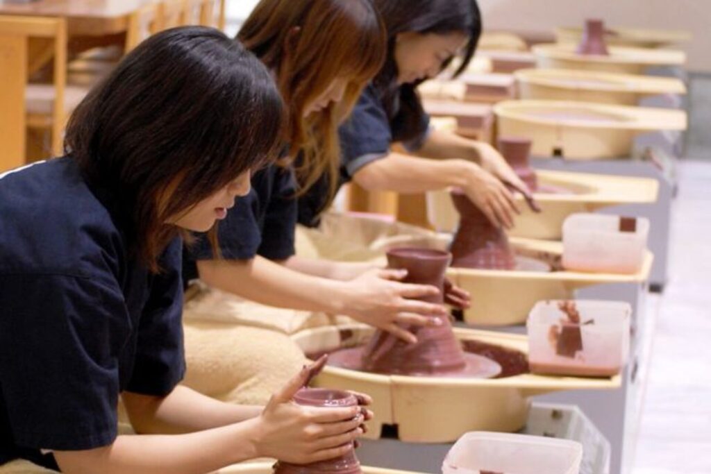 八幡野窯でろくろ体験を楽しむ様子