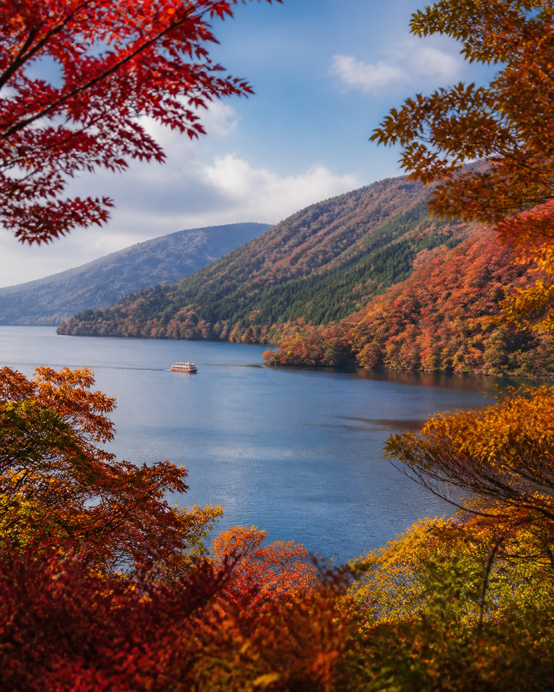 箱根・芦ノ湖の紅葉を想起する秋の周辺観光イメージ